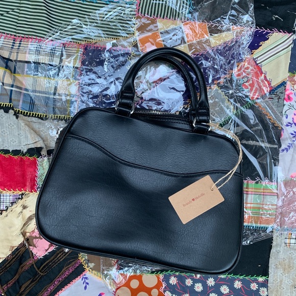 Brandy Melville Handbags - NWT Brandy Melville Small Hand Bag